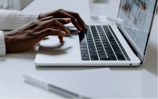 man typing on a pc portable